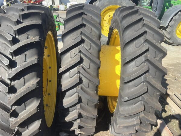 Комплект тесни гуми MICHELIN AGRIBIB с джанти за John Deere 8R